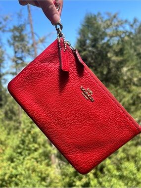 COACH Women's Red Pebble Leather Wristlet Wallet Clutch Gold Hardware AUTHENTIC